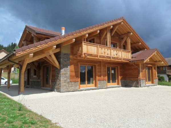 Maison mur bois massif à Vaux-et-Chantegrue